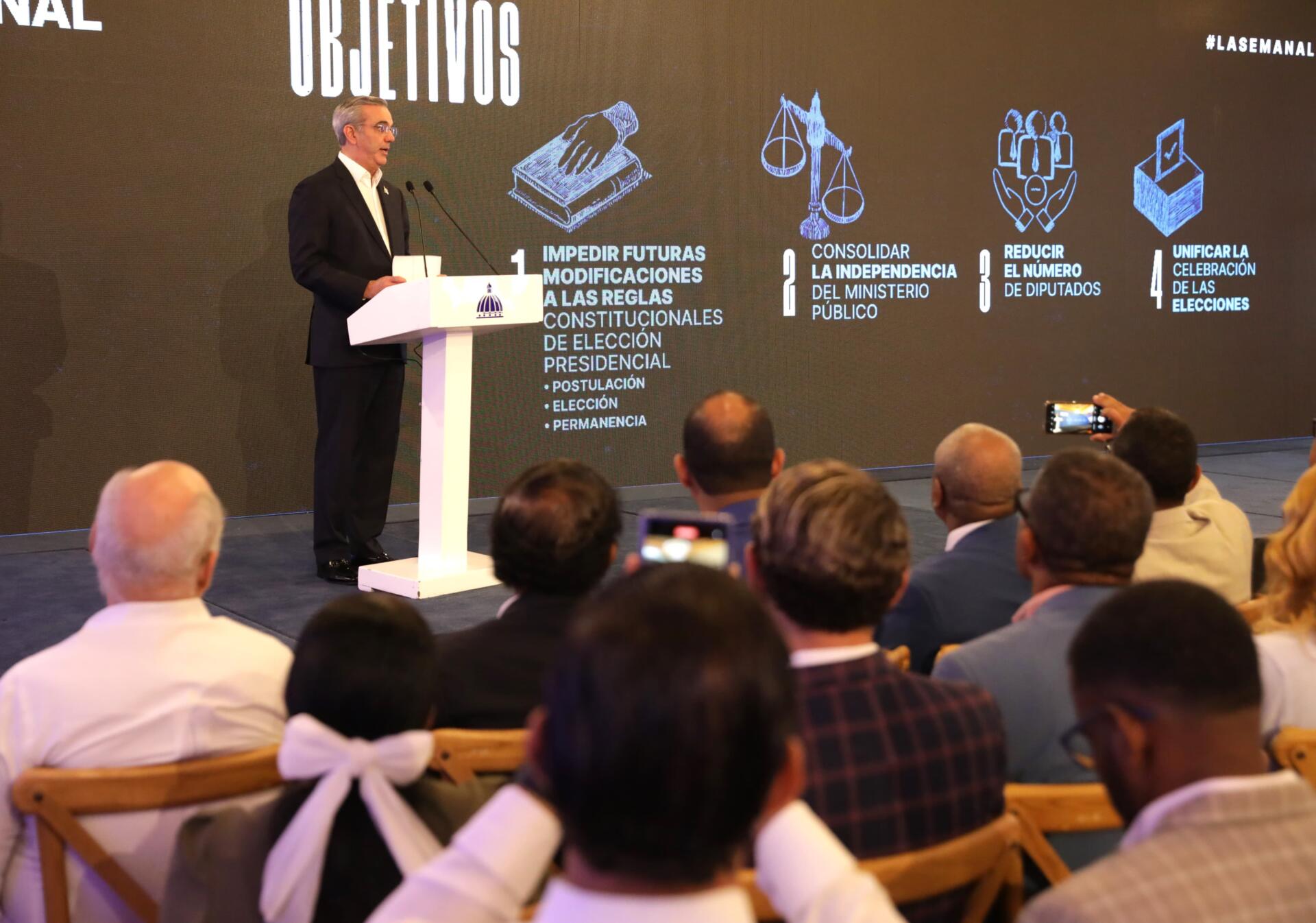 Presidente Abinader propone eliminar 53 diputados en reforma constitucional