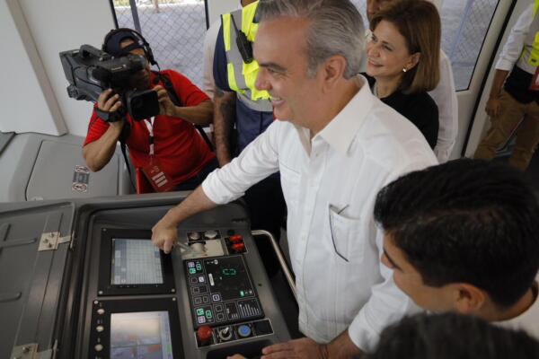 Presidentes-Abinader-conduce-el-Monorriel-de-Santiago-CDN-Digital