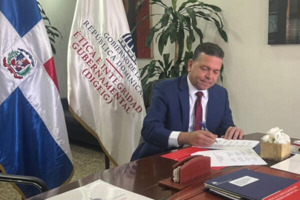 Rafael Cruz firma compromiso ético en Proindustria