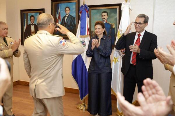 Raquel Peña encabeza toma de posesión nuevo Ministro de Defensa