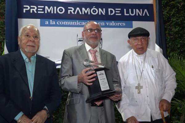 Reconocen al director de El Caribe por sus aportes al periodismo ético y comunicación en valores. Foto: CDN