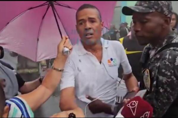 Agresión sufrida por el reportero gráfico Roberto Reyes a manos de un miembro de la Policía Nacional. Foto: Fuente externa 
