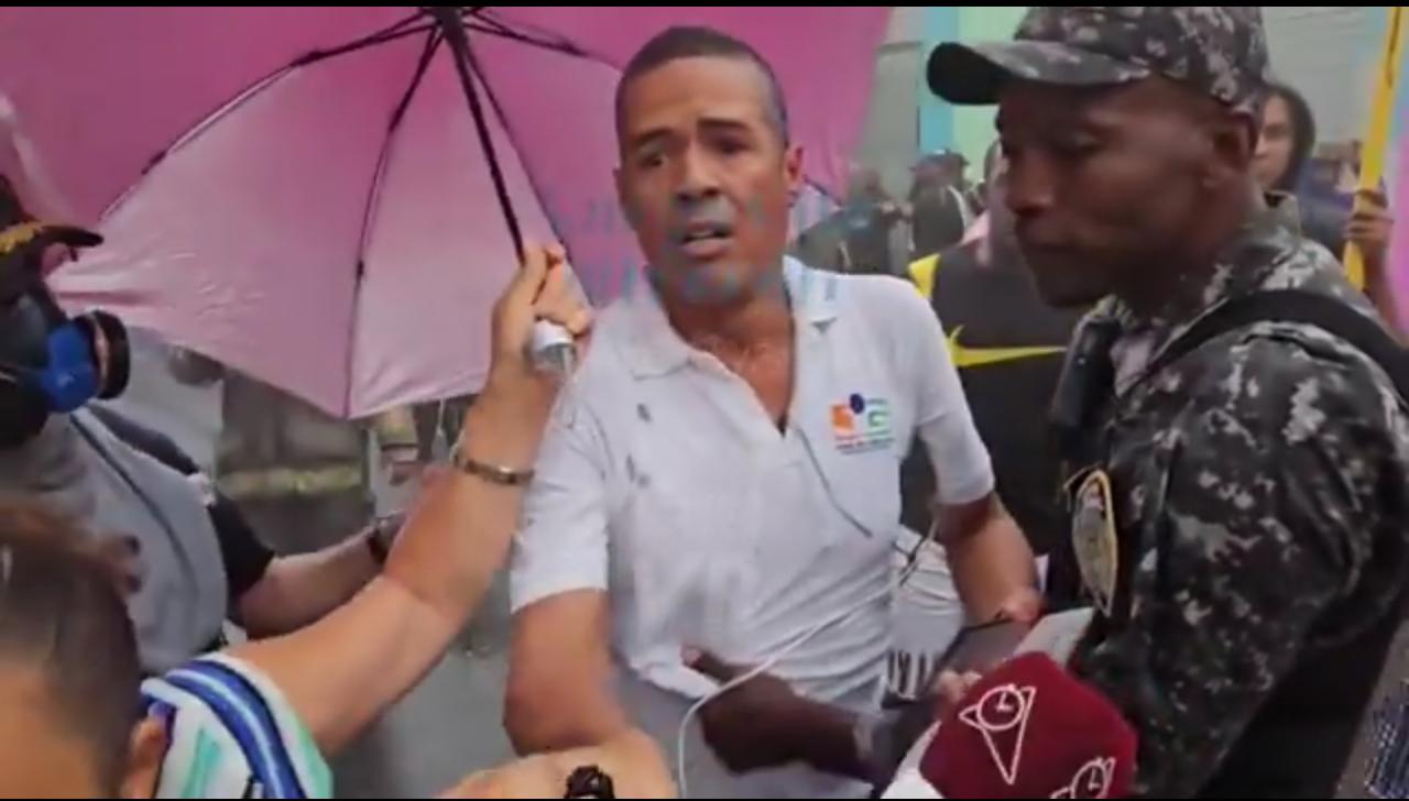 Agresión sufrida por el reportero gráfico Roberto Reyes a manos de un miembro de la Policía Nacional. Foto: Fuente externa