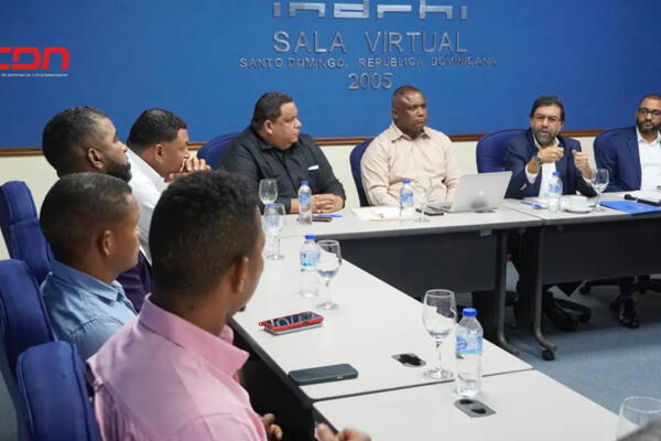 Indrhi recibe a las autoridades del municipio de Azua.