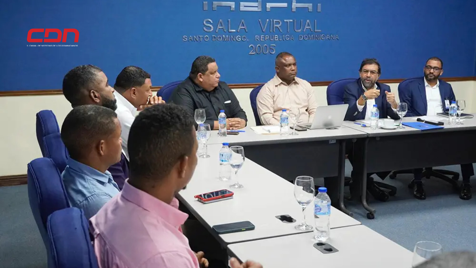 Indrhi recibe a las autoridades del municipio de Azua.