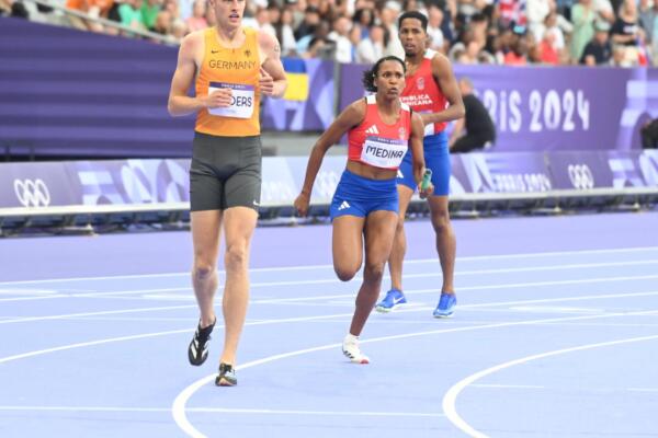 Anabel Medina y Robert King, parte de la selección dominicana 4x400 mixto en París 2024 