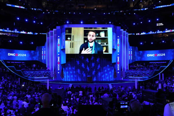La estrella del baloncesto de los Golden State Warriors, Stephen Curry, es visto en un monitor hablando en la última noche de la Convención Nacional Demócrata (DNC) en el United Center en Chicago, Illinois, EE. UU., el 22 de agosto de 2024. EFE/EPA/Michael Reynolds