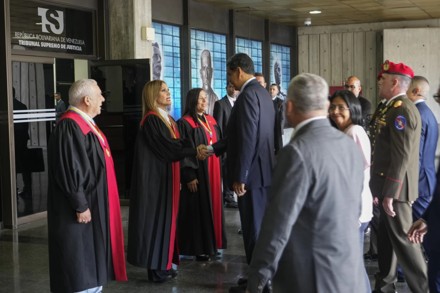 Corte de Venezuela cita a candidatos a "verficación" de los votos