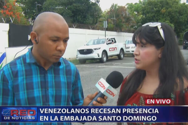 Venezolana en prostesta en embajada de su País