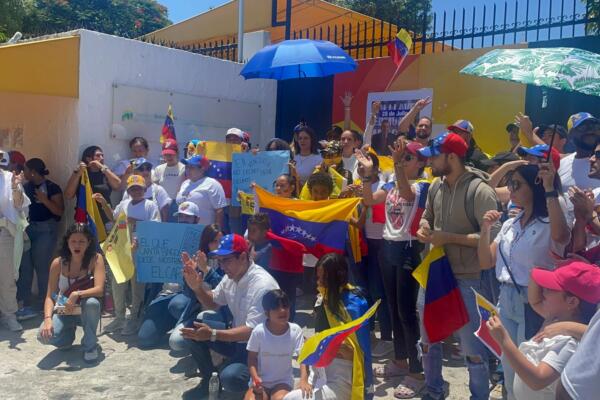 venezolanos se congregó la tarde de este viernes frente a la embajada de su país en la avenida Ana Caona de Santo Domingo