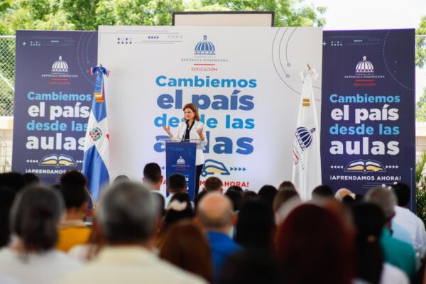 Raquel Peña insta a los maestros a evaluarse a través del progreso de sus estudiantes