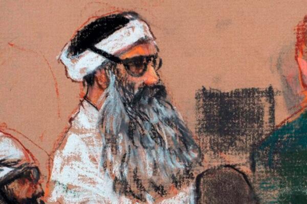 - Dibujo que muestra a Khalid Sheikh Mohammed (centro) asistiendo a una sesión previa al juicio en la Base Naval de la Bahía de Guantánamo, en Cuba. Sheikh está acusado de ser el principal conspirador de los ataques de Al Qaeda del 11 de septiembre de 2001.