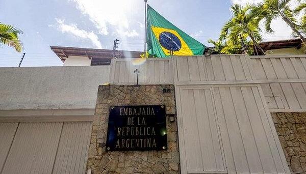 Argentina retira sus diplomáticos en Caracas y deja la embajada y a seis asilados en manos de Brasil
