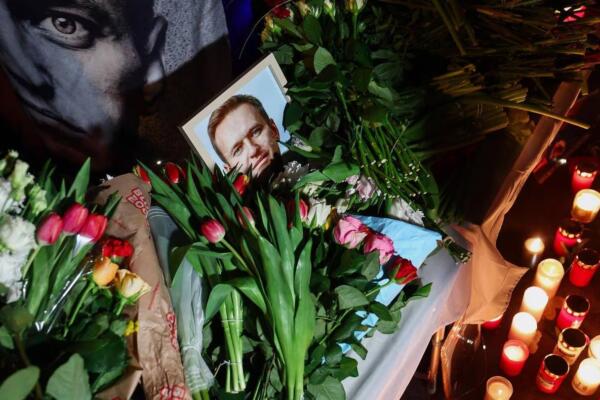 La gente se reunió ante el monumento a las víctimas de la represión política en San Petersburgo tras la muerte de Alexei Navalny.