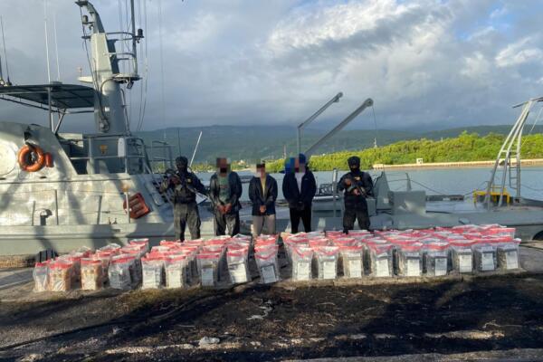 Interceptan lancha con 625 paquetes de drogas en costas de Barahona; tres hombres a bordo