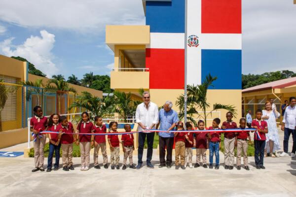 Presidente Abinader inaugura varias obras en La Vega