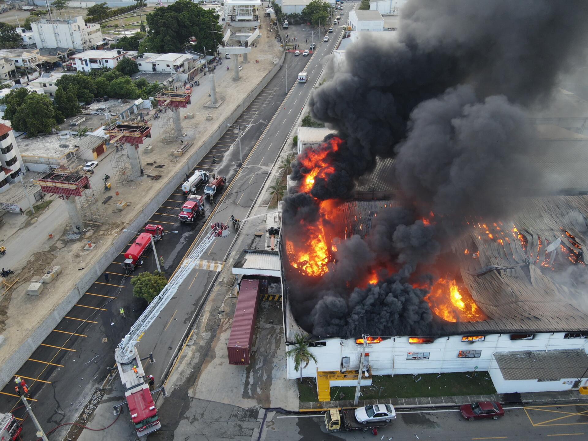 Se registra incendio en zona industrial en Santiago