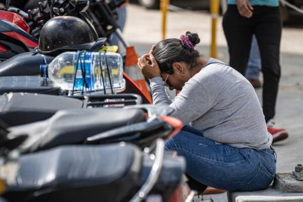 Familiares de las personas detenidas durante las protestas por los resultados electorales en Venezuela )