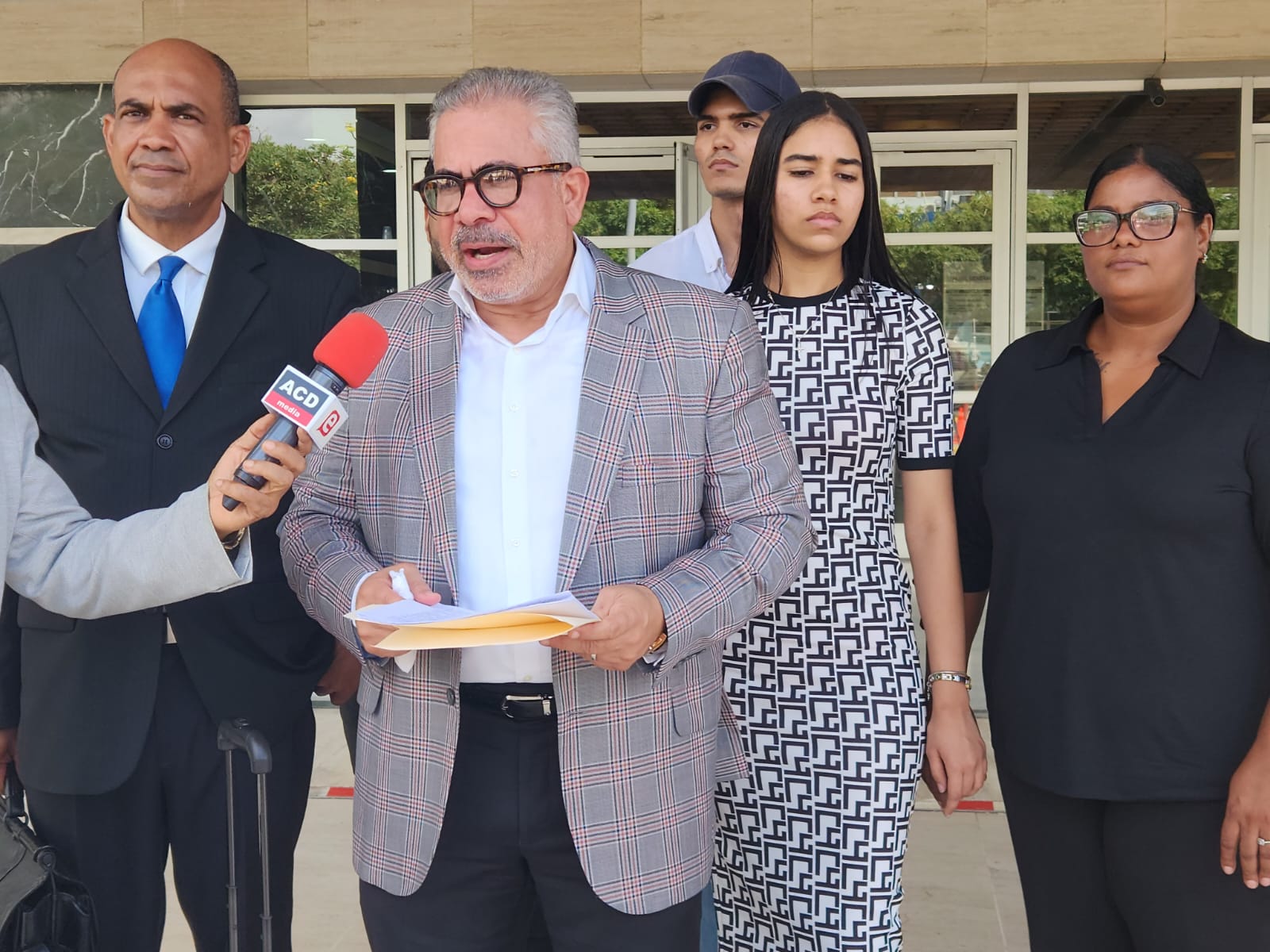 Solicitan intervención procuradora general e investigar fiscal de Barahona despoja familia de finca agrícola