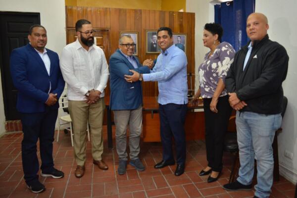El titular de Deportes fue recibido por el presidente de la benemérita entidad Américo Celado y otros miembros de la directiva, quienes se pusieron a su disposición para trabajar de manera mancomunada a los fines de que Cruz tenga éxito en sus funciones y así cumplir con las directrices del presidente Luis Abinader en el campo del deporte. 
