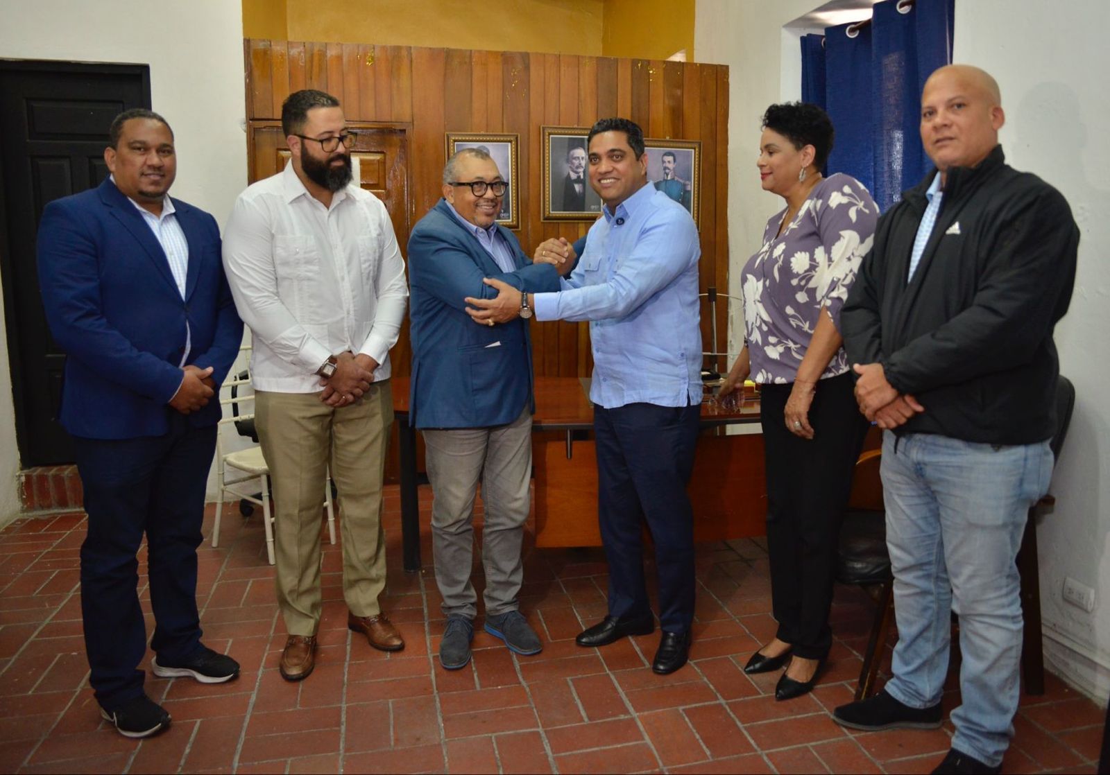 El titular de Deportes fue recibido por el presidente de la benemérita entidad Américo Celado y otros miembros de la directiva, quienes se pusieron a su disposición para trabajar de manera mancomunada a los fines de que Cruz tenga éxito en sus funciones y así cumplir con las directrices del presidente Luis Abinader en el campo del deporte.