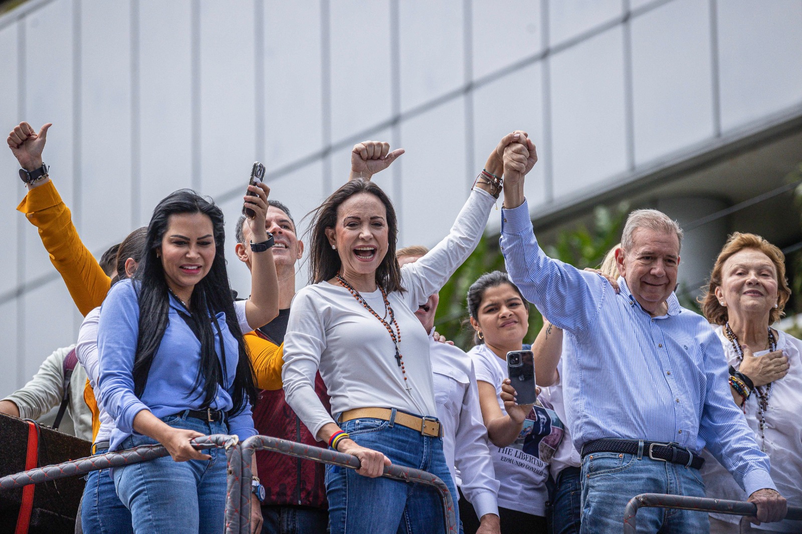 Por su parte, Primero Justicia señaló la "persecución" contra González Urrutia y su principal valedora, María Corina Machado, muestra "el miedo que le tienen a la expresión popular ejercida en las elecciones".