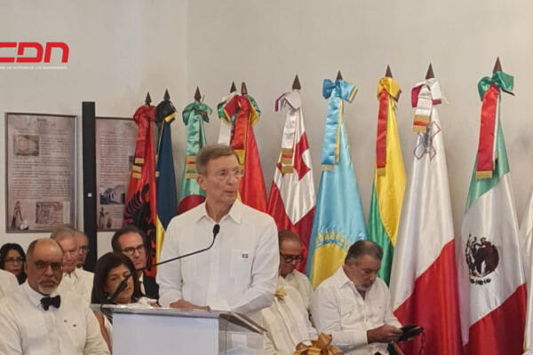 Durante la inauguración, se entregó una placa de reconocimiento al Canciller Roberto Álvarez.(foto, fuente externa)