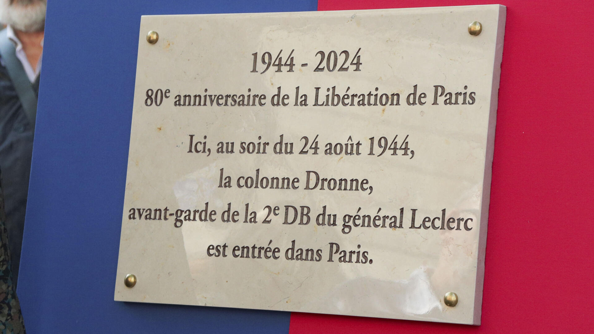La placa recuerda la entrada de la llamada 'columna Dronne' en el sur de París