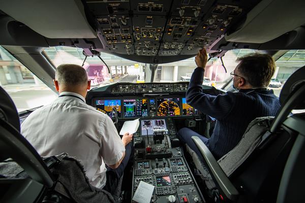 Cabina de mando de un avión Boeing 787 de la aerolínea Air France. EFE