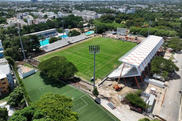 En el estadio naranja se han realizado expansiones significativas en las graderías. La gradería Oeste ha sido ampliada en ambos laterales para ofrecer mayor capacidad y comodidad a los aficionados. Además, se está construyendo una nueva gradería en el lado Este, y en el área Sur, justo debajo de la pantalla gigante, se está añadiendo una estructura de metal.