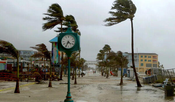 Debby llegó con vientos máximos sostenidos de 130 kilómetros por hora (80 millas)