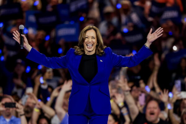 La vicepresidenta de EE.UU., Kamala Harris, participa en un mitin de campaña en el Fiserv Arena en Milwaukee, Wisconsin, EE.UU., el 20 de agosto de 2024. EFE/EPA/Justin Lane