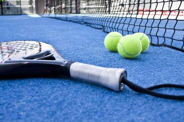 El Pádel, deporte con raquetas, que se juega en parejas.  