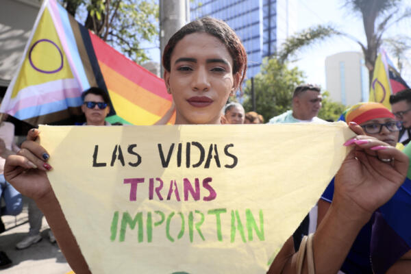 Imagen de archivo de una persona integrante de la comunidad LGTBI que participa de una manifestación en el marco del Día Internacional contra la Homofobia