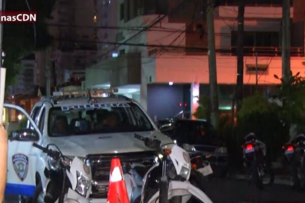 Policías rodean torre en busca de extranjero atrincherado vinculado con intento de rapto