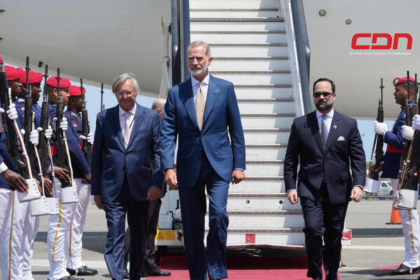 Rey Felipe VI llega al país para la juramentación de Luis Abinader