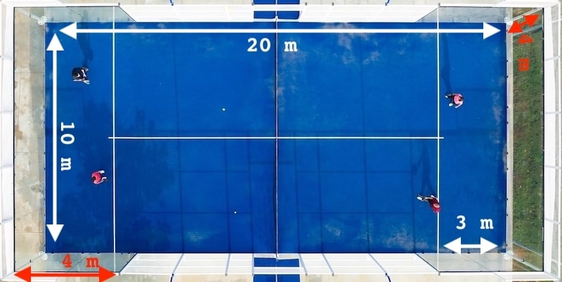 El pádel se juega en canchas rectangulares de diez metros de ancho por veinte de largo