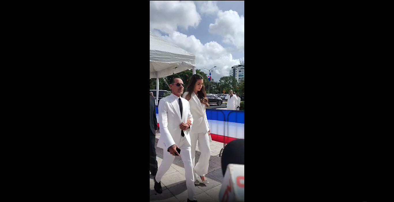 Marc Anthony y Nadia Ferreira en la toma de posesión de Abinader