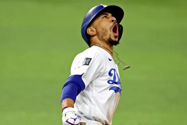 Betts fue nombrado el torpedero titular del equipo cinco días antes del Día Inaugural en Seúl, Corea del Sur, y jugó casi exclusivamente en dicha posición hasta su lesión.