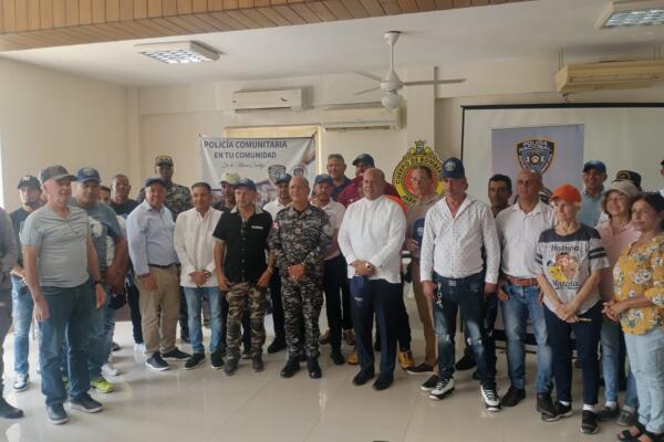 Los trabajos sociales que desarrolla la Policía Comunitaria a favor del bienestar común. Foto: Fuente externa 