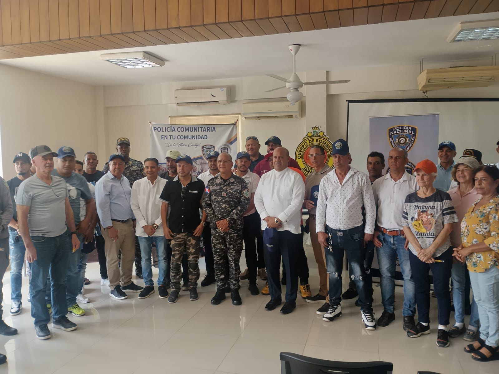 Los trabajos sociales que desarrolla la Policía Comunitaria a favor del bienestar común. Foto: Fuente externa