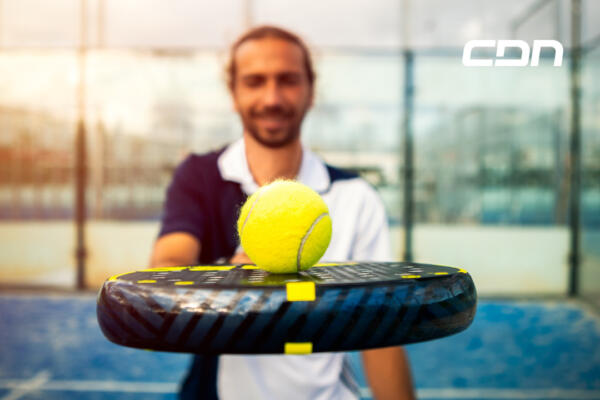 El pádel, también llamado a veces pádel-tenis, es un deporte de raqueta muy parecido al tenis, pero que se juega en una pista mucho más corta (foto: CDN Digital)