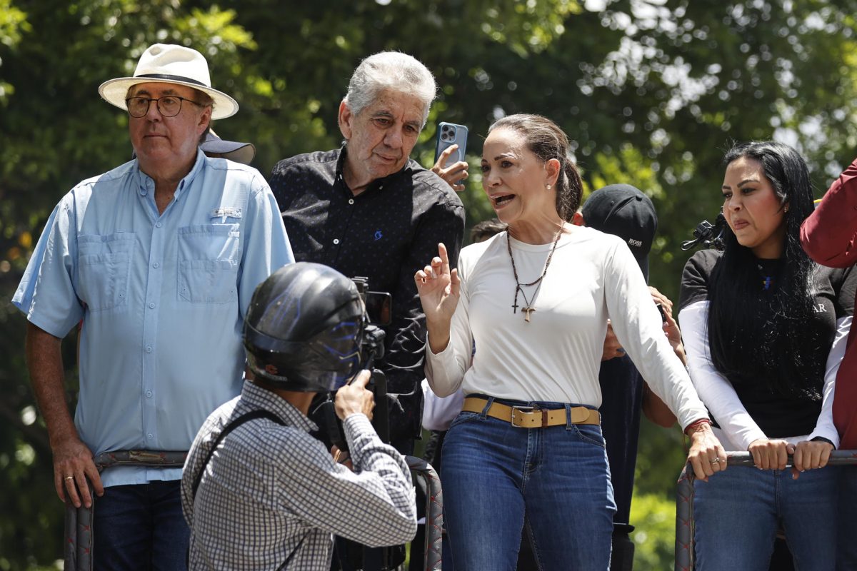 Maria Corina Machado reaparece en público entre el clamor de miles de personas