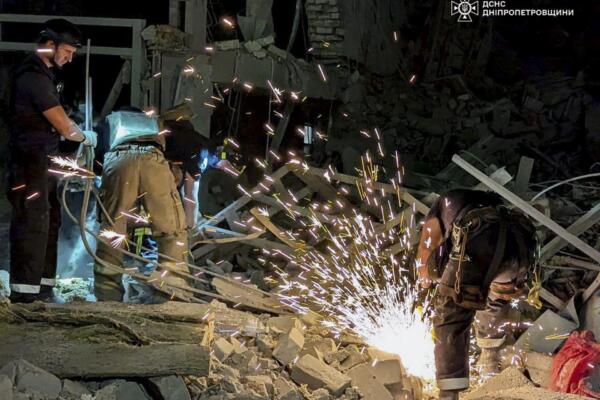 Rescatistas ucranianos haciendo sus labores de socorro tras ataque perpetrado hoy.