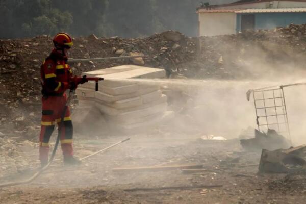 Los bomberos luchan por tercer día contra un gran incendio en la isla griega de Creta