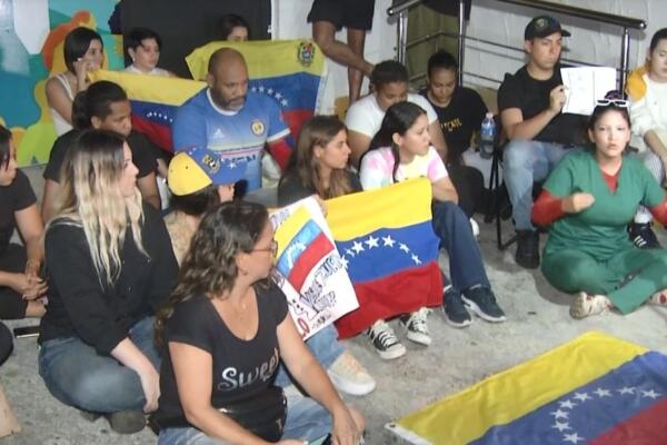 Venezolanos en RD se mantienen en vigilia frente a su embajada