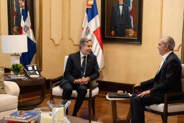 El  secretario de Estado de EE.UU., Antony Blinken  durante una reunión con el presidente dominicano, Luis Abinader 