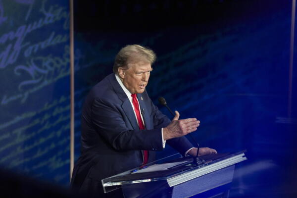 Donald J. Trump durante un debate presidencial contra Kamala Harris  organizado por ABC News en  Filadelfia, Pensilvania, EE.UU. EFE/EPA/Demetrio Freeman/POOL
