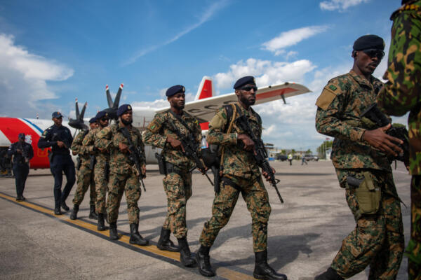 Militares y policías de Jamaica y Belice llegan al aeropuerto internacional Toussaint Louverture este 12 de septiembre de 2024, en Puerto Príncipe (Haití). EFE/ Johnson Sabin