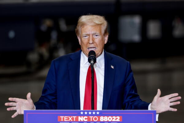 Donald Trump, habla durante un evento de campaña en Mosack Group, un fabricante de plomería comercial en Mint Hill, Carolina del Norte, EE.UU.,EFE/ERIK S. MENOR